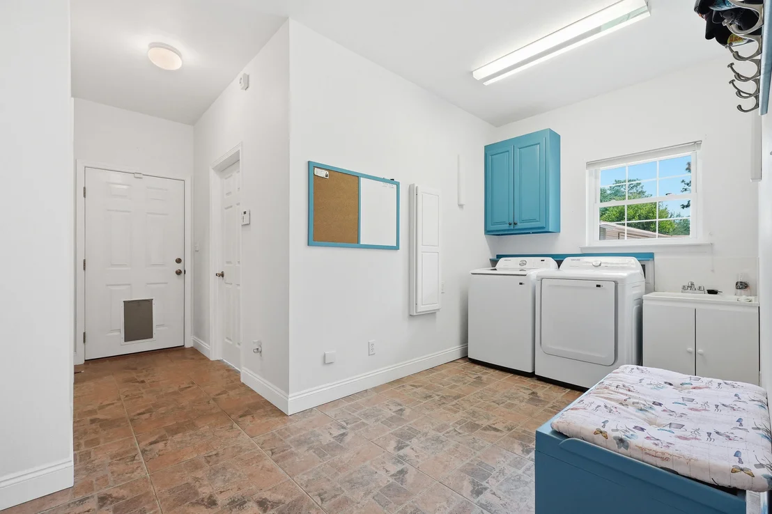 Photo of 4063 Lakeview Drive