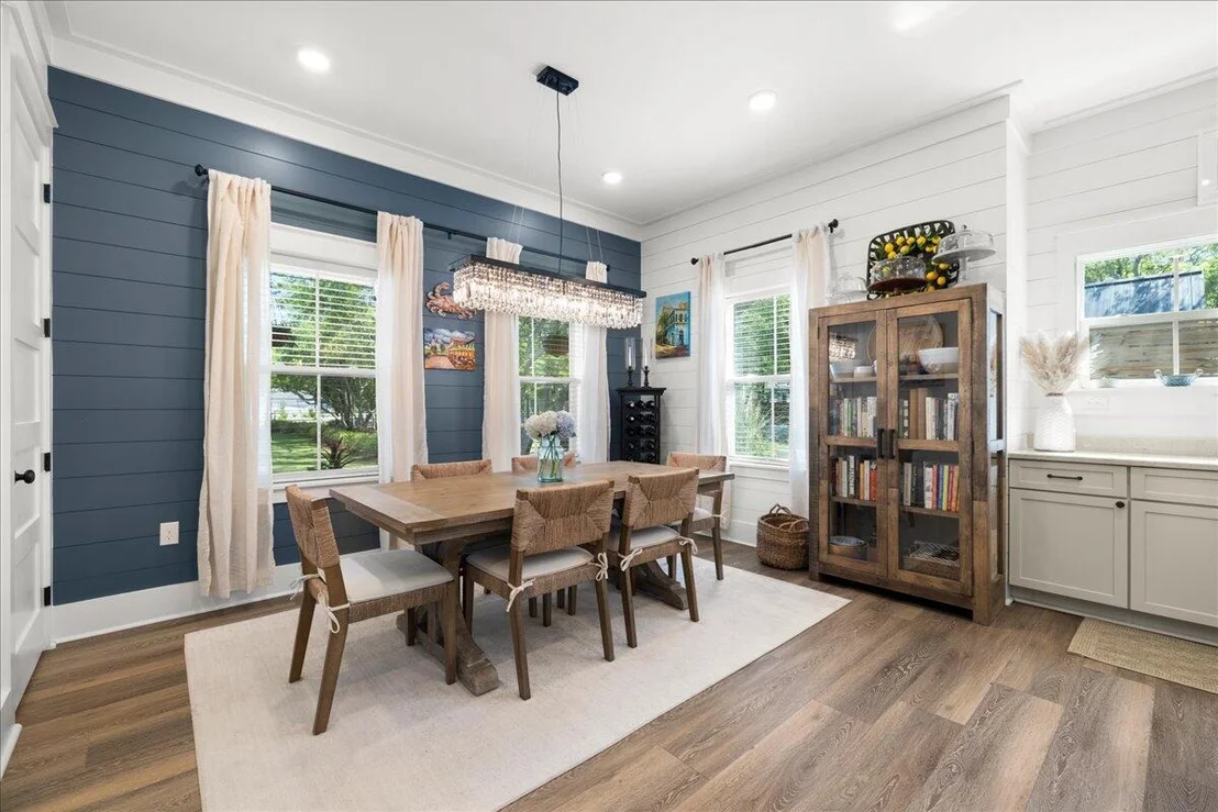 Photo of 103 W Bayou Forest Drive
