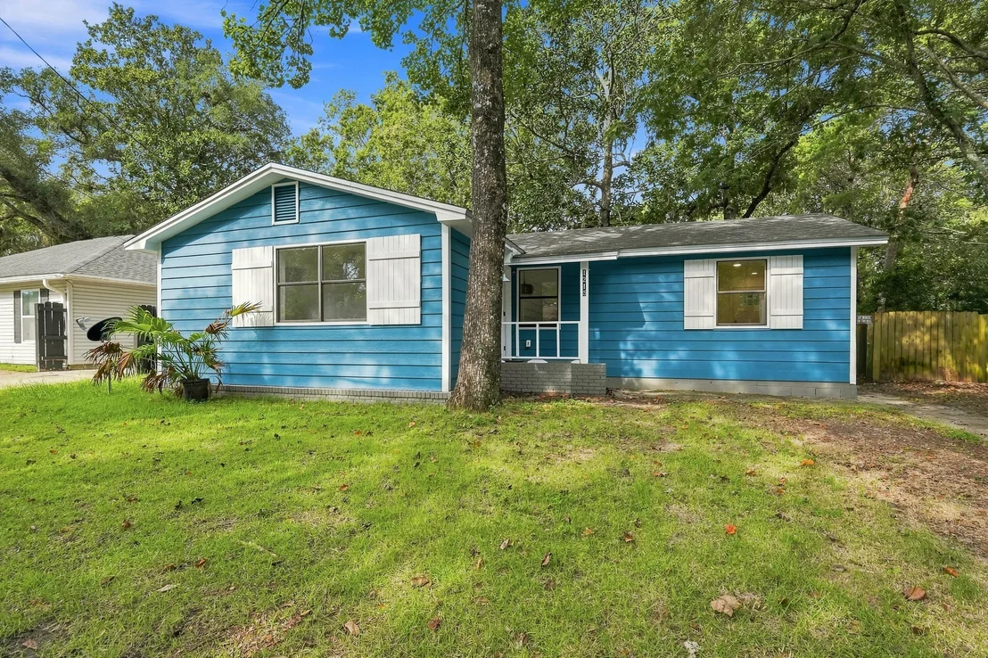 Photo of 1215 S Cedar Avenue
