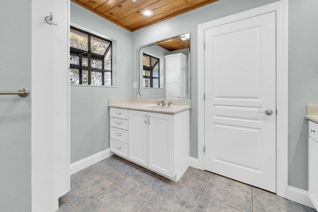 Photo of 845 N Lakeside Drive