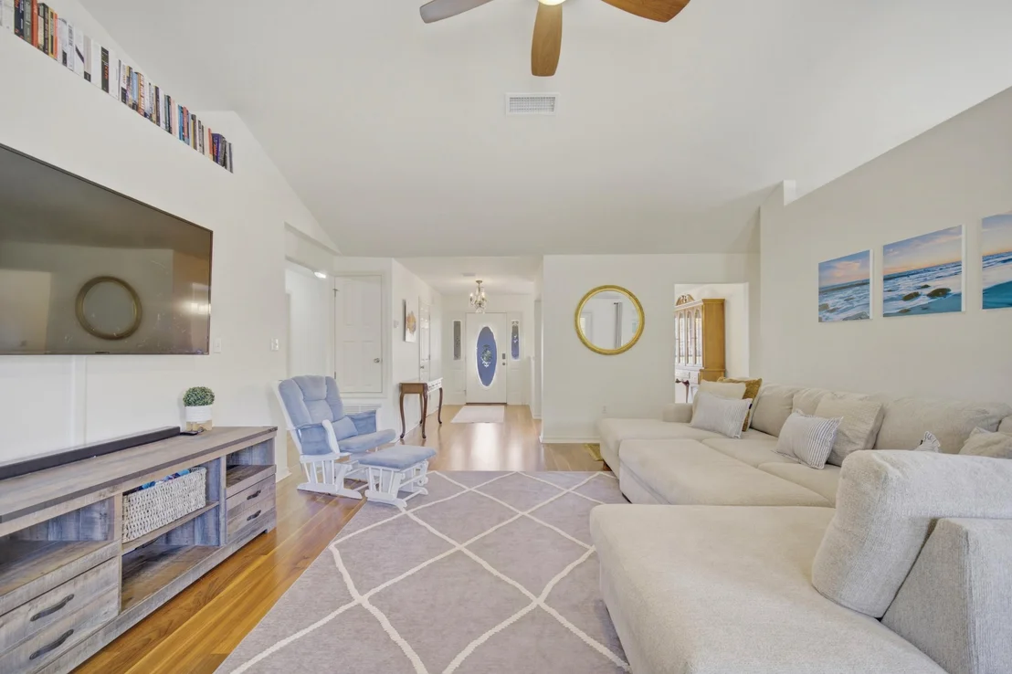Photo of 346 Louise Circle