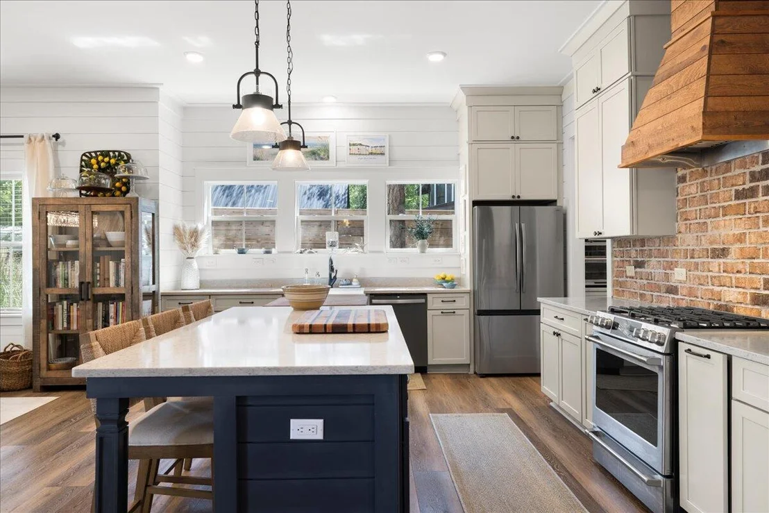 Photo of 103 W Bayou Forest Drive