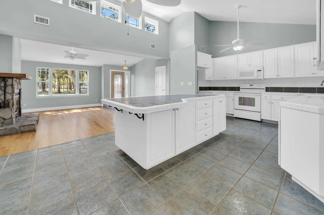 Photo of 845 N Lakeside Drive