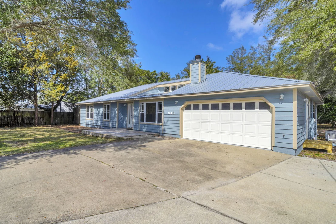 Photo of 845 N Lakeside Drive