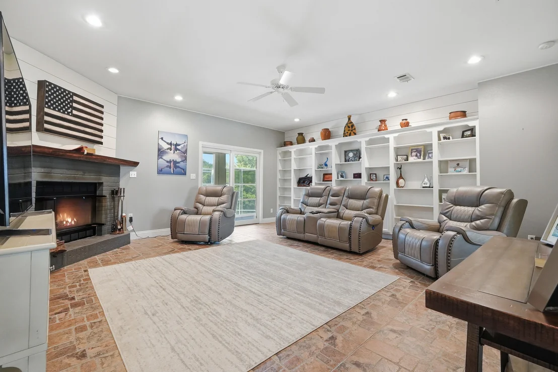 Photo of 4063 Lakeview Drive