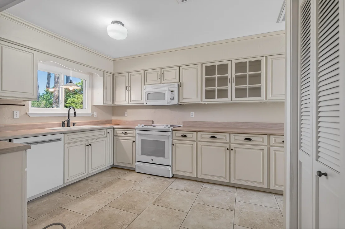 Photo of 186 Bayshore Drive