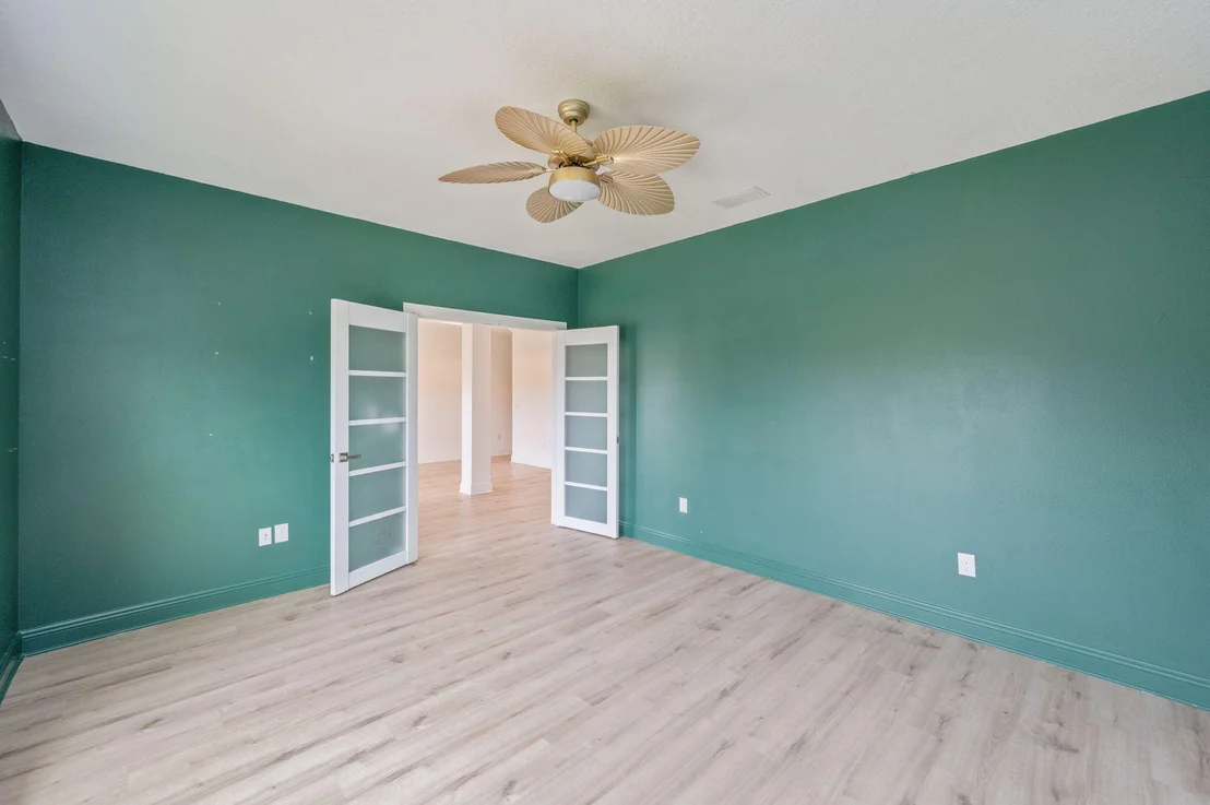 Photo of 15 E Oak Trees Lane