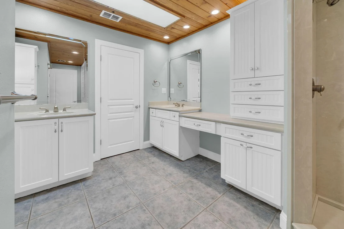 Photo of 845 N Lakeside Drive