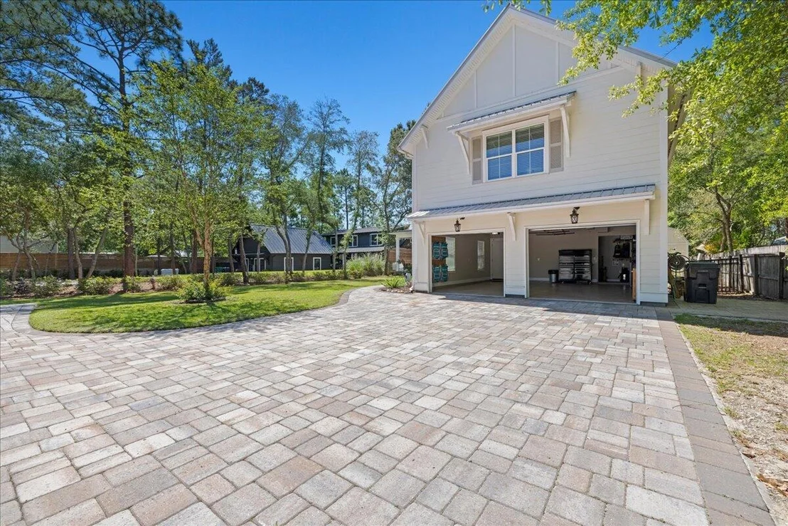 Photo of 103 W Bayou Forest Drive