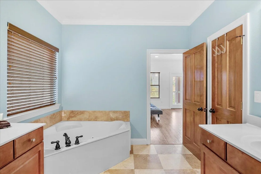 Photo of 210 W. Grand Key