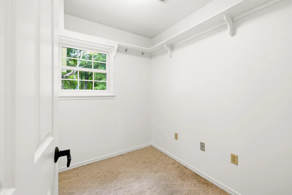 Photo of 610 W Lynn Brook