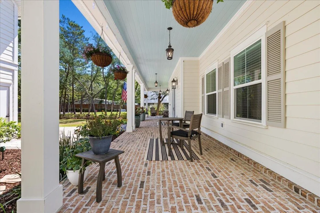 Photo of 103 W Bayou Forest Drive