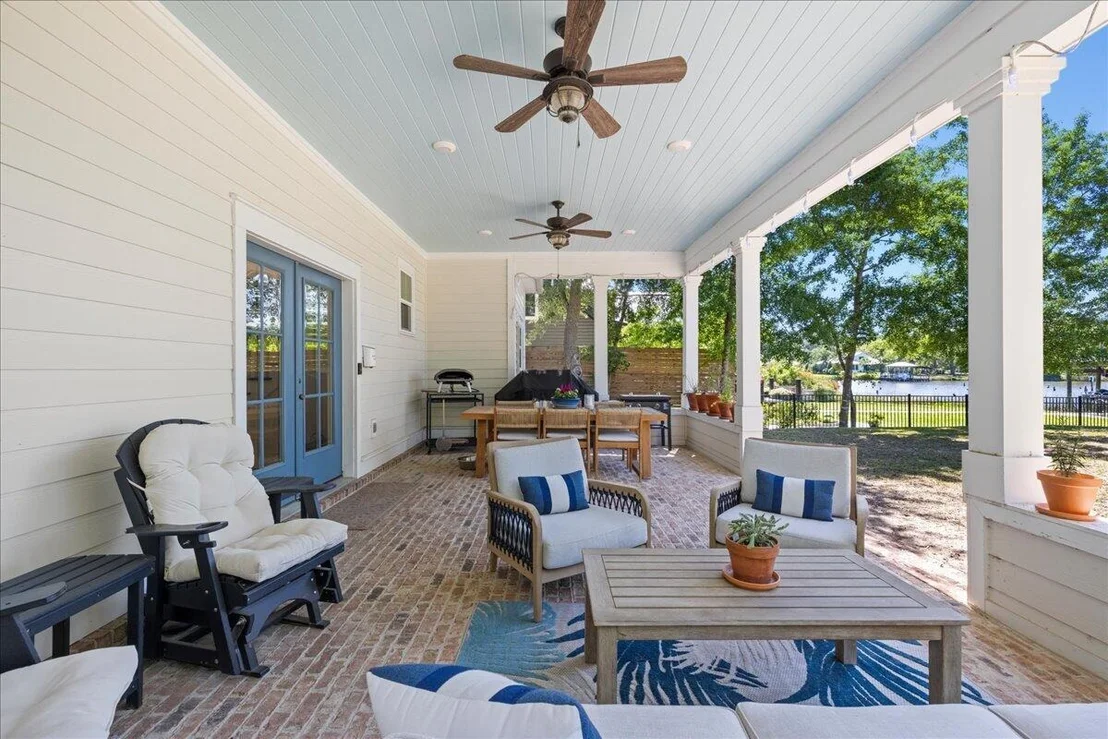 Photo of 103 W Bayou Forest Drive