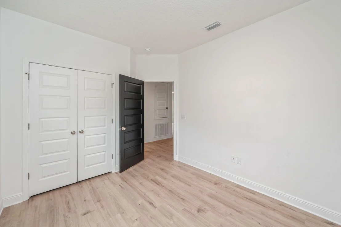Photo of 15 E Oak Trees Lane