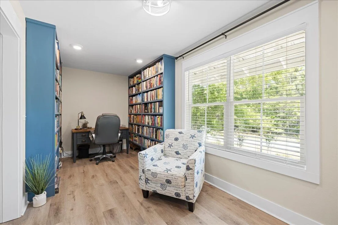 Photo of 103 W Bayou Forest Drive