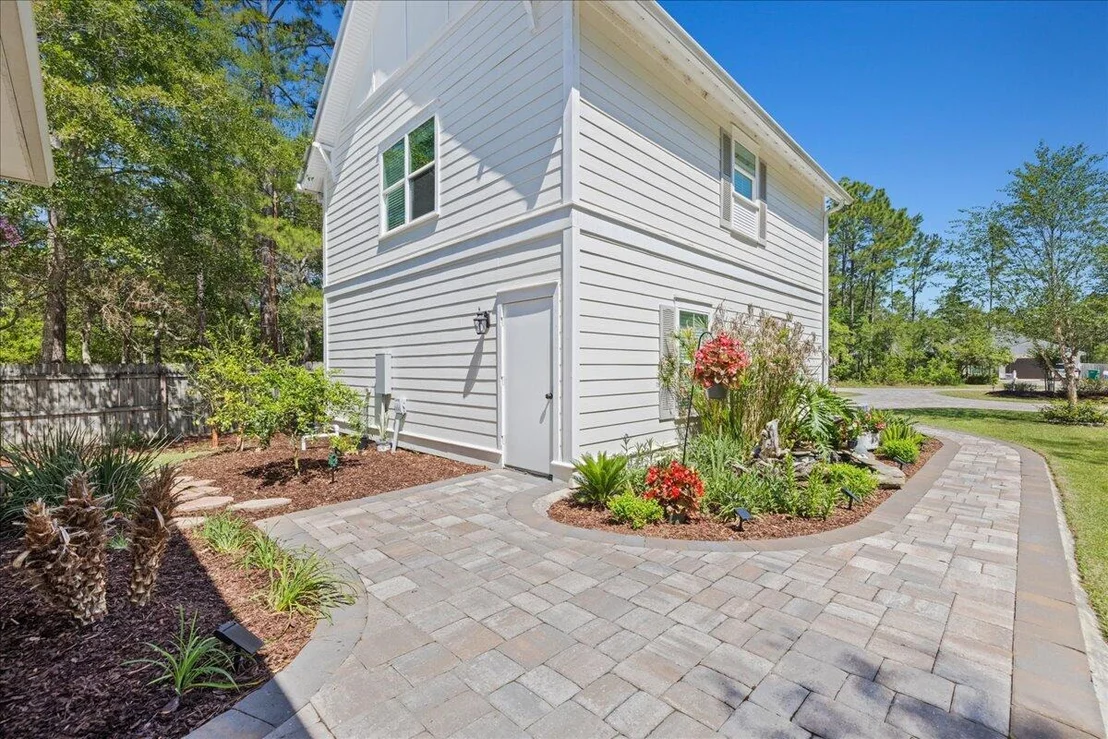 Photo of 103 W Bayou Forest Drive