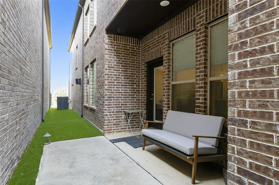 Photo of 580 Courtyard Lane