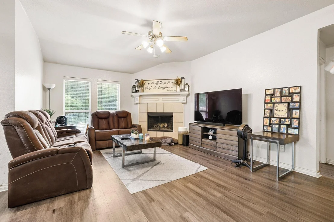 Photo of 704 Acacia Drive