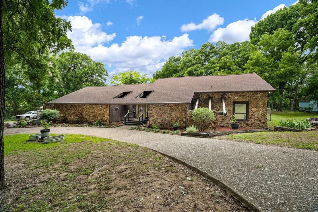 Photo of 207 Shadowwood Trail