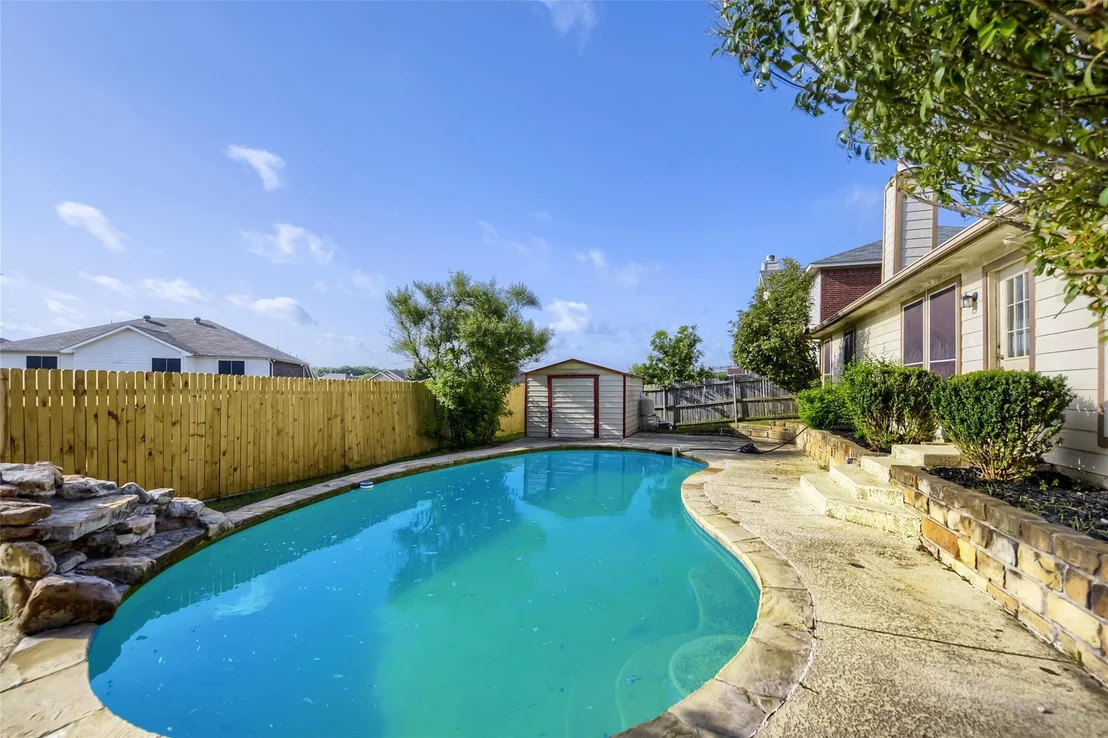 Photo of 915 Hidden Oaks Drive