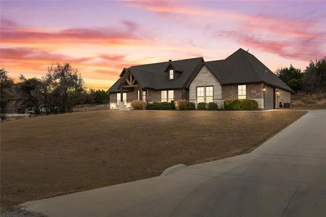 Photo of 916 Silverleaf Drive