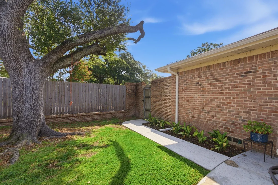 Photo of 1936 Montrose Drive