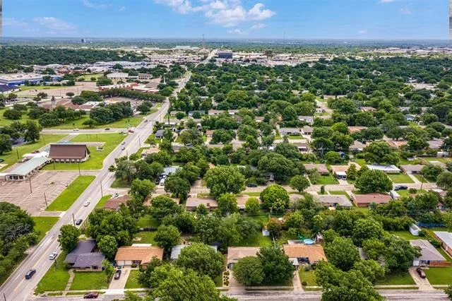 Photo of 1325 Royal Oaks Drive