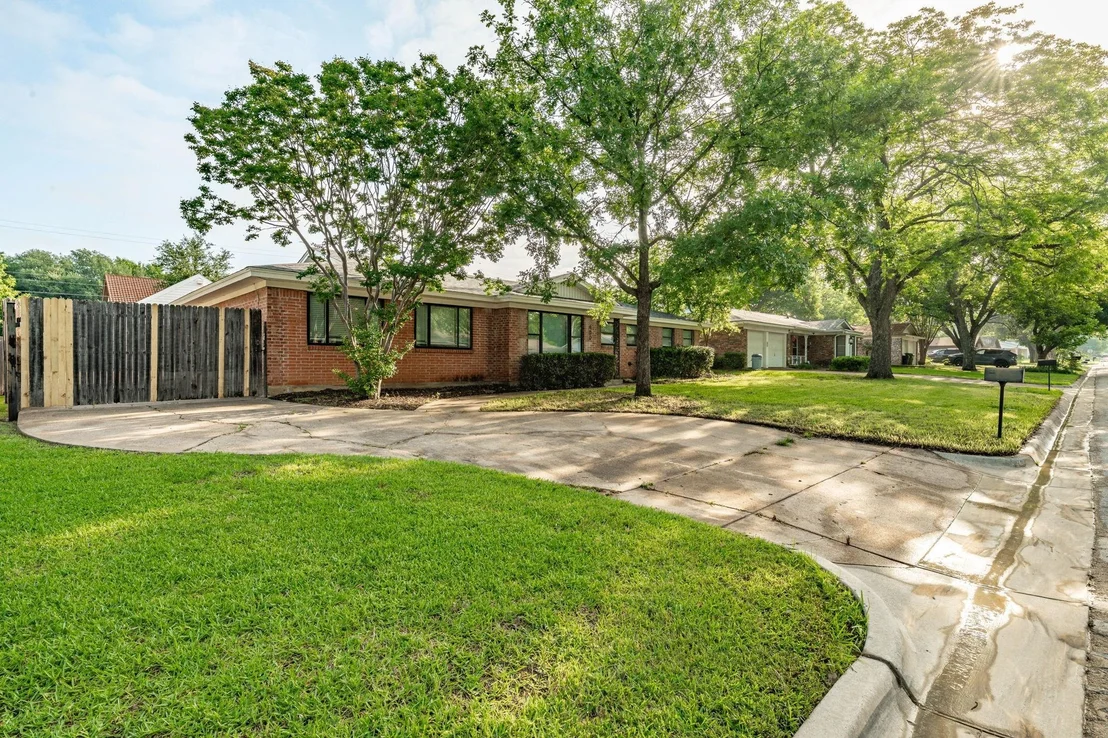 Photo of 600 Circleview Drive N