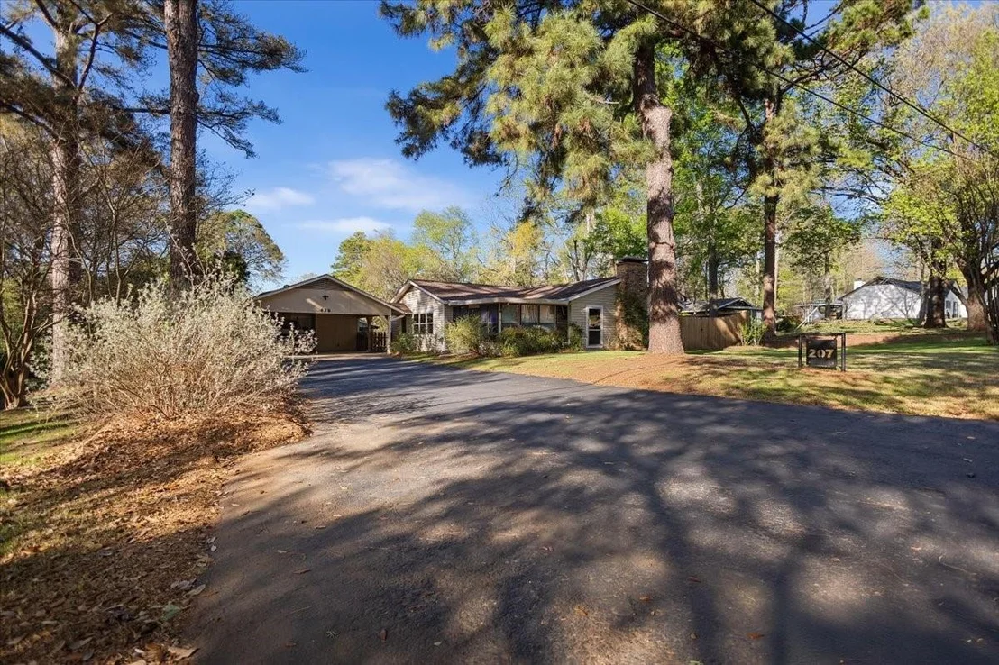 Photo of 207 Grass Knoll Drive