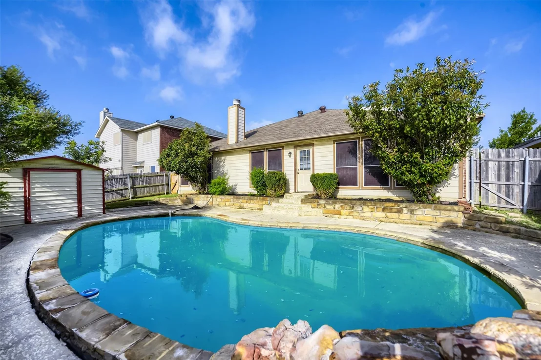 Photo of 915 Hidden Oaks Drive