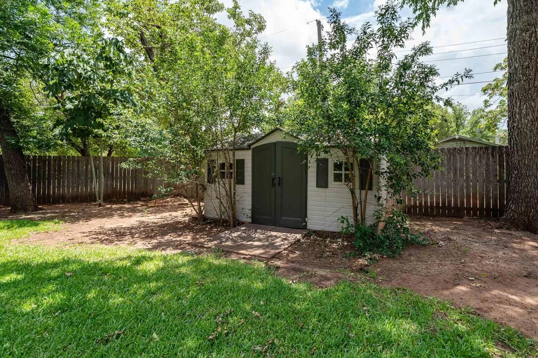 Photo of 1825 Elmwood Drive