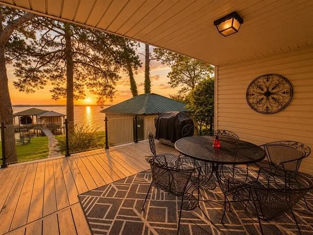 Photo of 17160 Lakeview Drive
