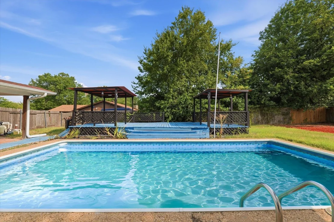 Photo of 140 Towne West Drive