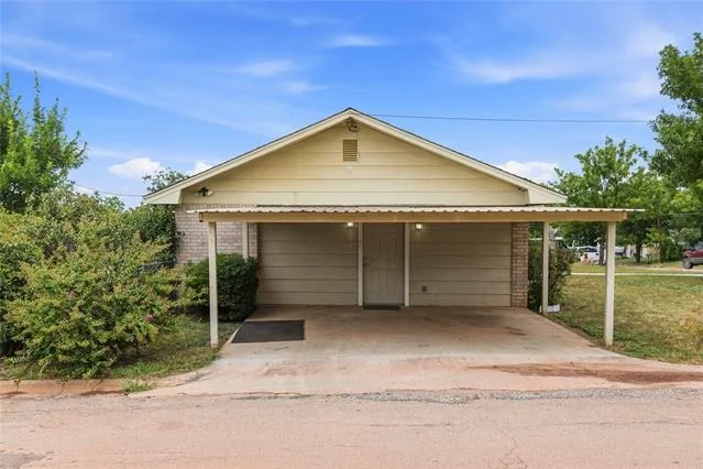 Photo of 908 W 2nd Street