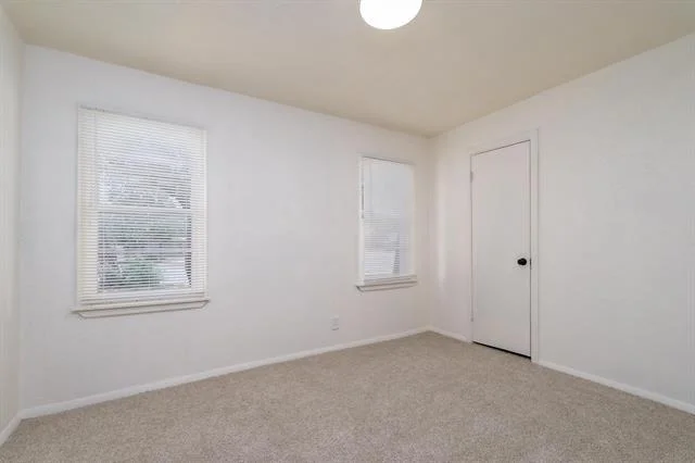 Photo of 2118 N Mockingbird Lane