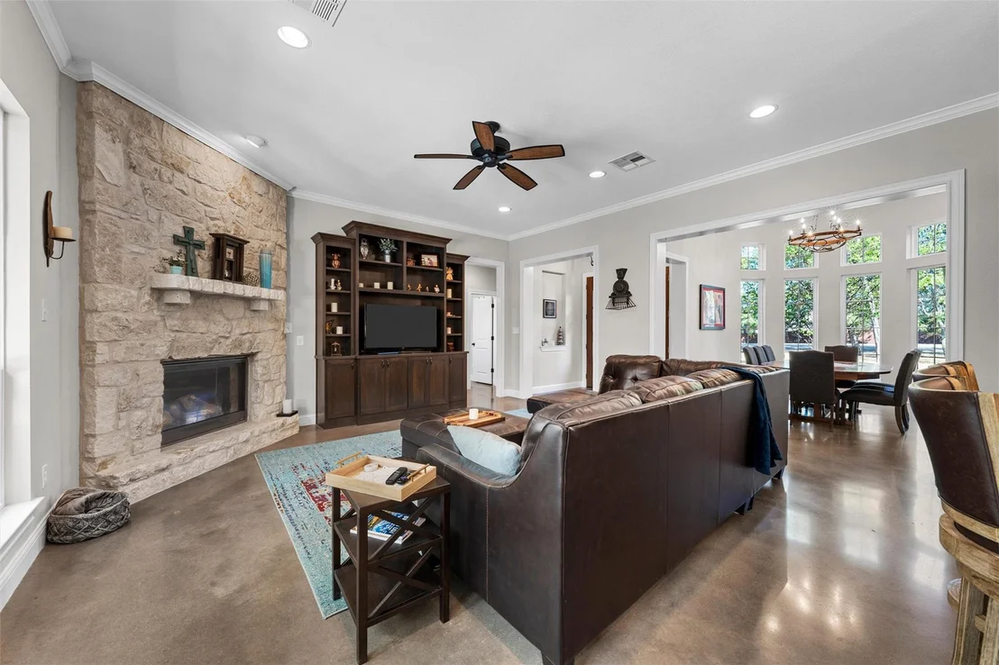 Photo of 580 Whispering Oaks