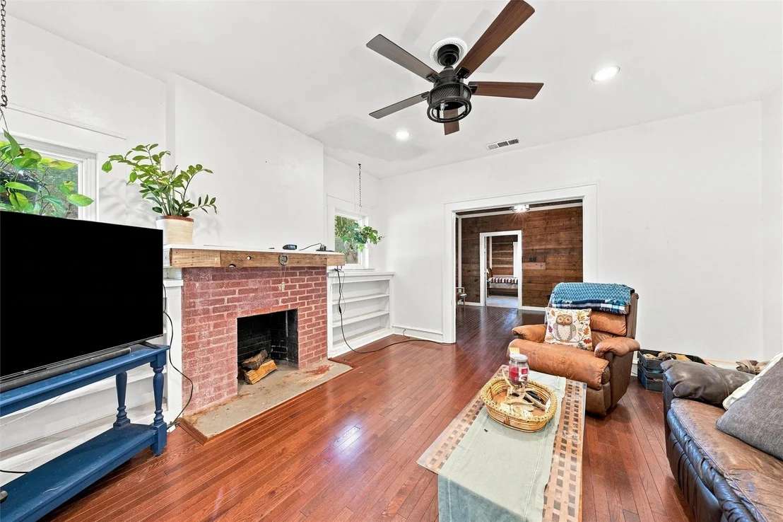 Photo of 202 E Avenue E