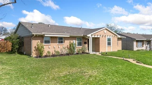 Photo of 2425 Larchmont Drive