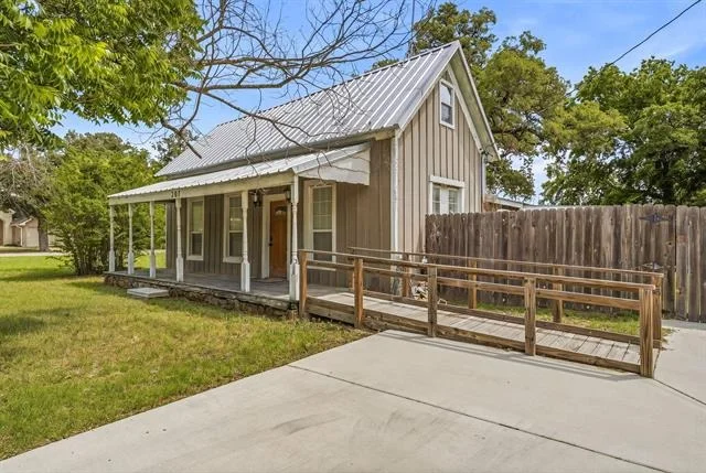 Photo of 307 N Oak Lane