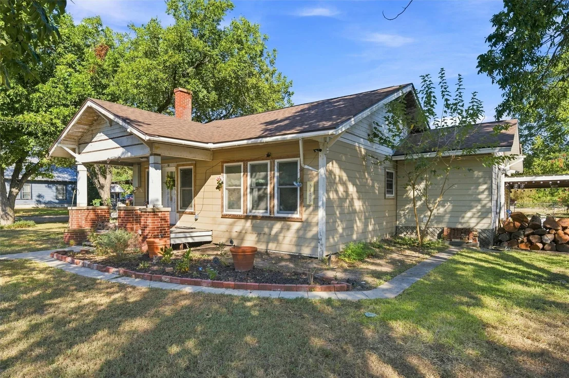 Photo of 202 E Avenue E
