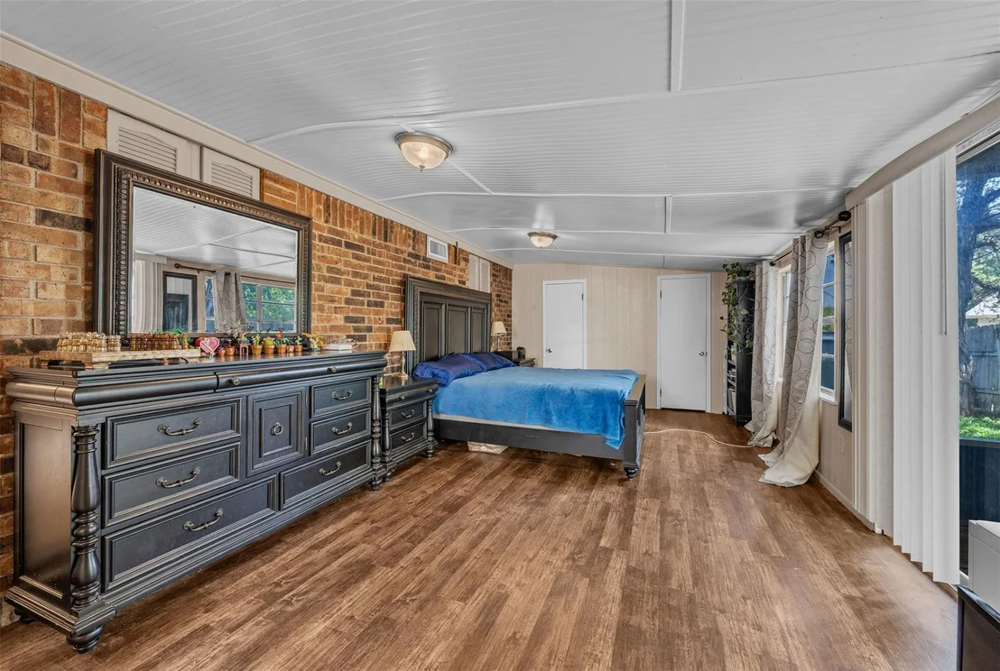 Photo of 190 Crowfoot Lane