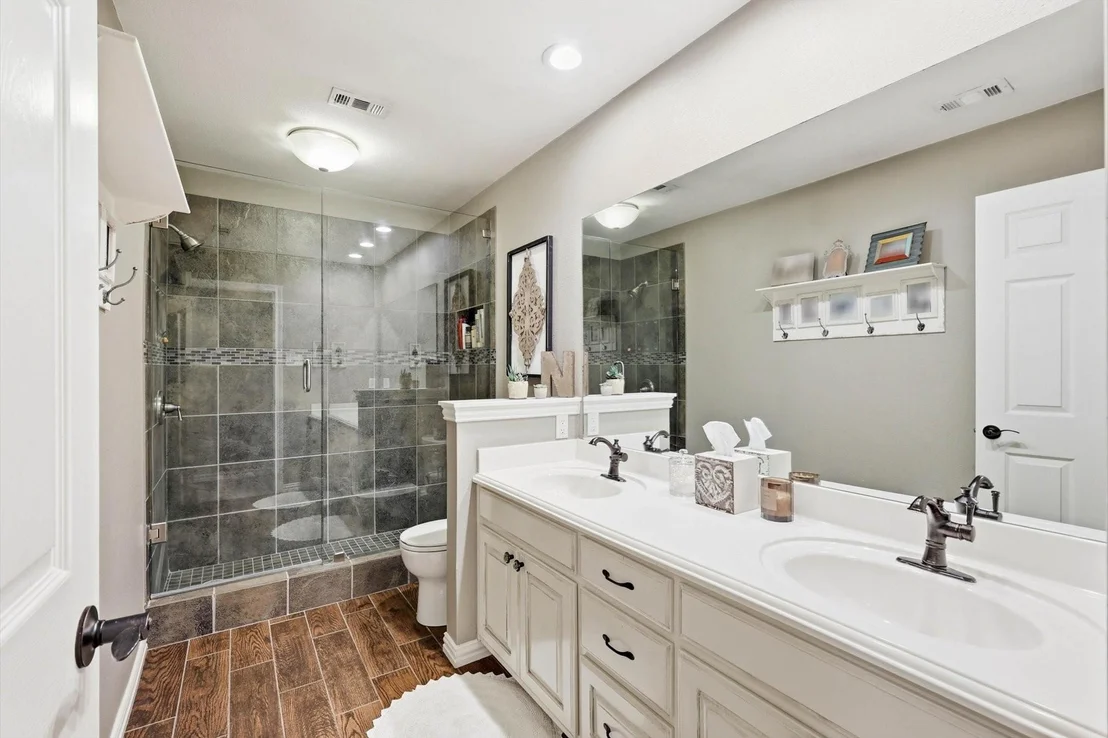 Photo of 312 Lakeside Oaks Circle