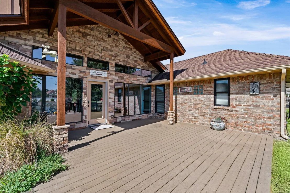 Photo of 2325 River Road