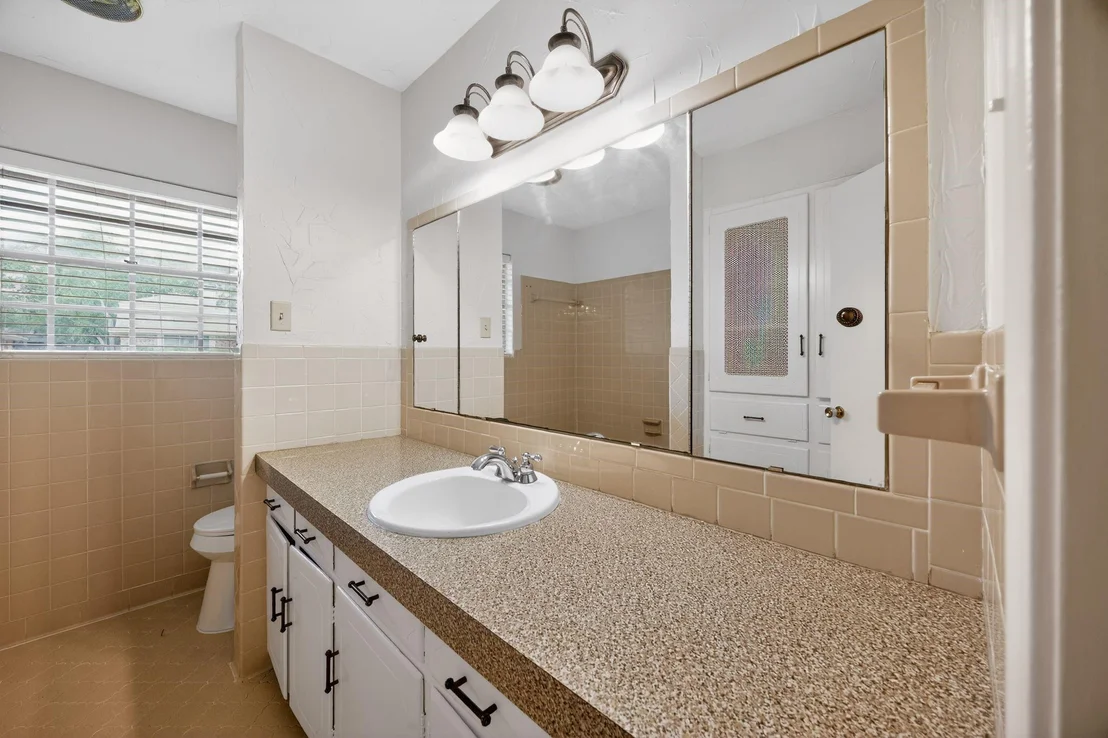 Photo of 1616 W Shields Drive