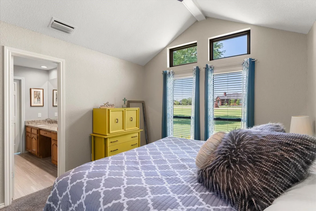 Photo of 10612 Live Oak Drive
