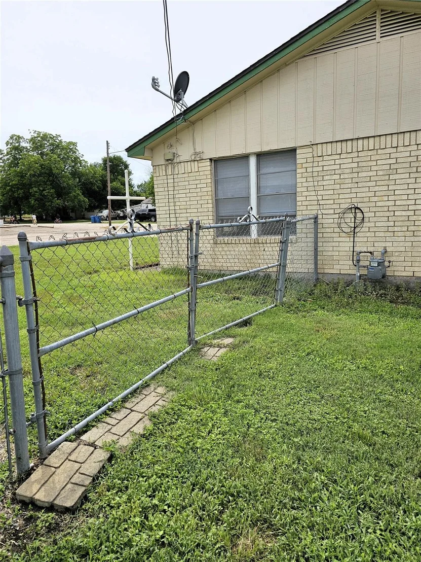 Photo of 105 N 3rd Street