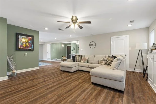 Photo of 2425 Larchmont Drive