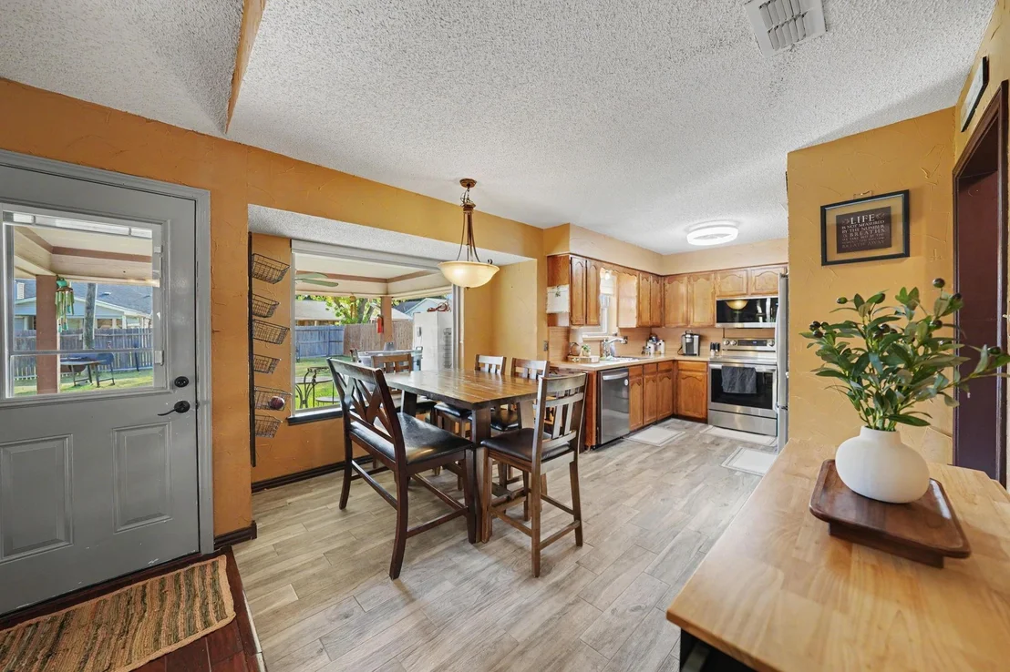 Photo of 7624 Maplehill Road