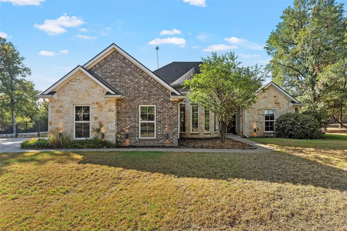 Photo of 580 Whispering Oaks