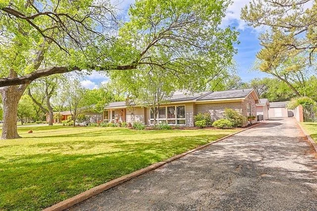 Photo of 1602 Elmwood Drive